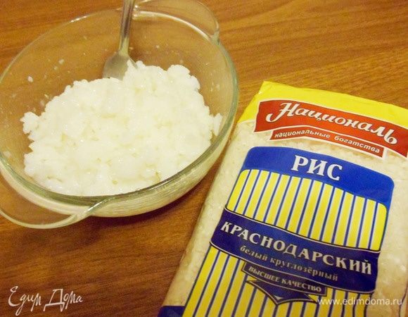 Переложить рис в миску. Рис для суши не должен быть рассыпчатым, но и не должен слипаться комками. 