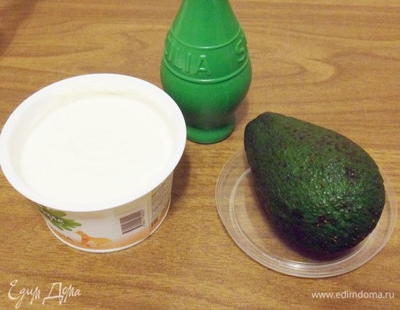 Для крема потребуется авокадо, сливочный сыр (сметана, творожный сыр), лаймовый (лимонный) сок и чайная ложка кунжутного масла (или любого растительного, только не (!) оливкового).