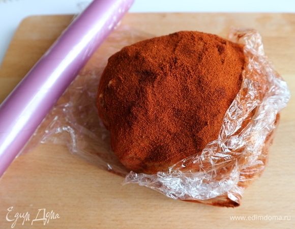 Вынуть, обсыпать красным сладким перцем. Убрать в холодильник до следующего дня, плотно завернув в пленку.
