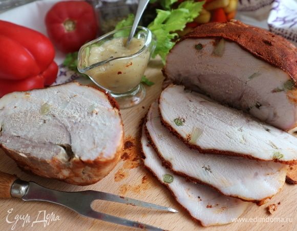 Нарезать буженину тонкими кусочками.