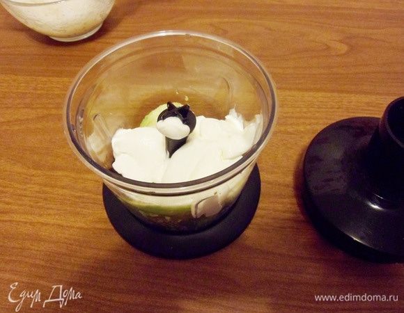 Очищенный и нарезанный авокадо, сливочный сыр, лаймовый сок и кунжутное масло смешиваем в блендере.