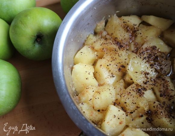 И обещанный соус. Для него подойдут кисло-сладкие сочные зеленые яблоки Гренни Смит. Сначала выжать сок из 1 яблока. Потребуется  0,5-0,7 стакана сока. В сотейник положить очищенные, освобожденные от семян яблоки, порезанные кусочками. Залить яблочным соком, добавить лимонный сок, сахар, цедру лимона, истолченные в ступке душистый перец и гвоздику. Поставить на огонь, разварить в течение 10 минут. Выключить газ, добавить ванильный экстракт, перемешать.