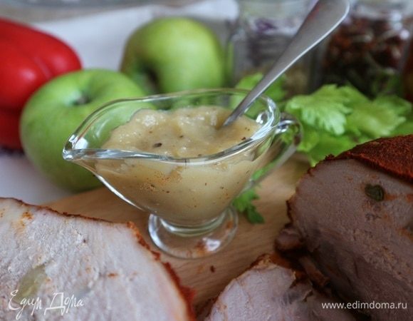 Поместить в блендер, как только пюре немного остынет. После измельчения яблок соус положить в банку. Когда соус полностью остынет,  убрать в холодильник до употребления. 
Приятного аппетита!

