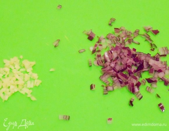 Несколько пластинок корня имбиря и немного красного лука мелко нарезать.