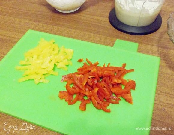 Сладкий перец почистить, удалить семена, и нарезать тонкой соломкой.