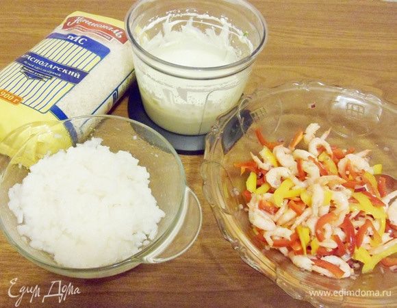 К креветкам добавить сладкий перец, имбирь, красный лук, лаймовый сок и кунжутное масло. Солим по вкусу и перемешиваем.