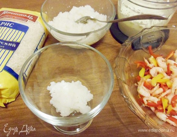 На дно креманки (бокала) положить рис.