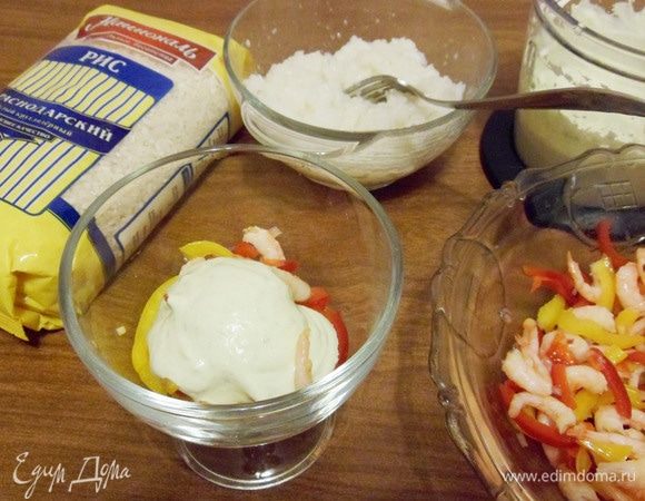 На креветки уложить пюре из авокадо.