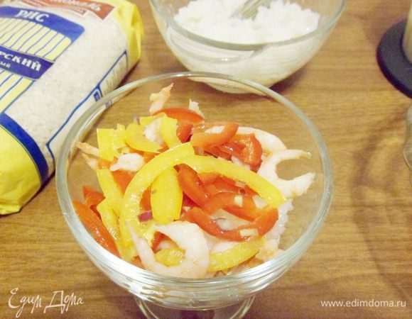 Добавляем креветки со сладким перцем.