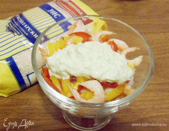 На креветки уложить пюре из авокадо. Постараться сделать его овальной формы.