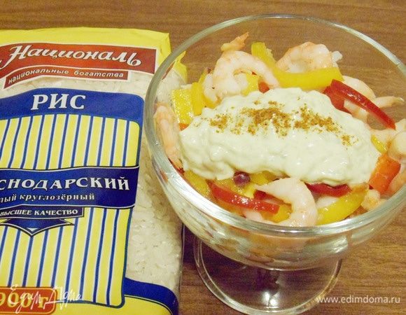 Получилась вот такая вариация на тему суши. Выкладывая все составляющие в креманку, не нужно уплотнять слои. Это дает возможность набрать на вилочку и рис, и креветку, и авокадный крем! Угощайтесь!