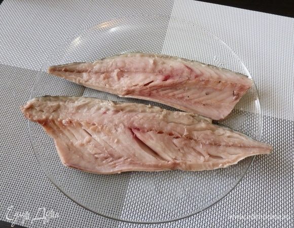 Скумбрию выпотрошим, помоем и разделаем на филе. Вытащим все крупные косточки.