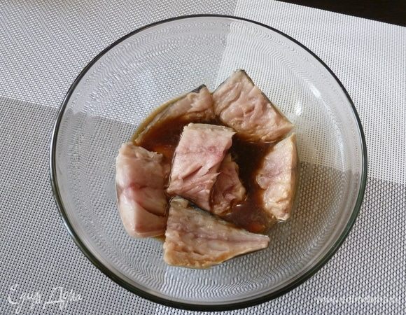 Нарежем на куски, как для жарки. Приготовим маринад из мирина и соевого соуса. Замаринуем кусочки рыбы на сутки.
Уж не знаю, зачем они маринуют так долго, но рыба промариновывается хорошо и, кстати, получается очень вкусной (я кусочек съела).