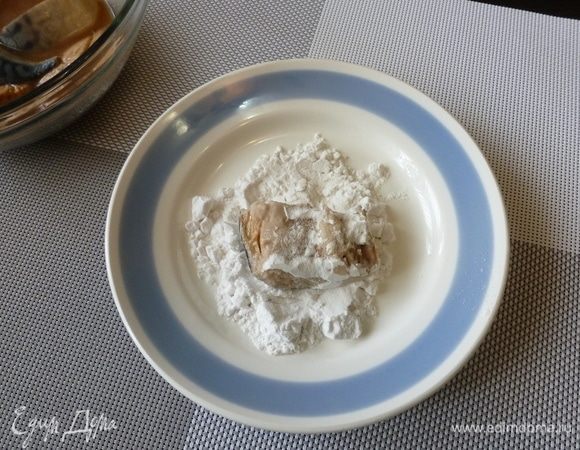 Обваляем кусочки маринованной скумбрии в крахмале. 