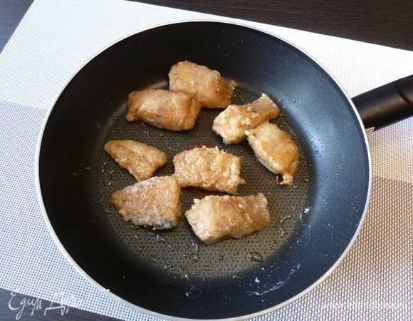 И обжарим на кунжутном масле с обоих сторон до хрустящей корочки (минуты 2-3 с каждой стороны).