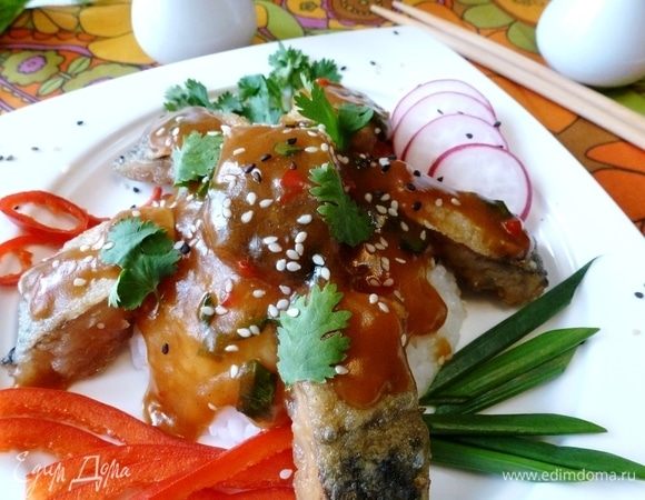 Для гарнира сварим рис. Помоем и нарежем овощи, зелень. Собираем «Агесаба анкаке». На тарелку выкладываем горкой рис, сверху риса раскладываем кусочки жареной скумбрии. Поливаем рис с рыбой приготовленным соусом, сервируем овощами и зеленью, посыпаем кунжутом.
Угощайтесь!