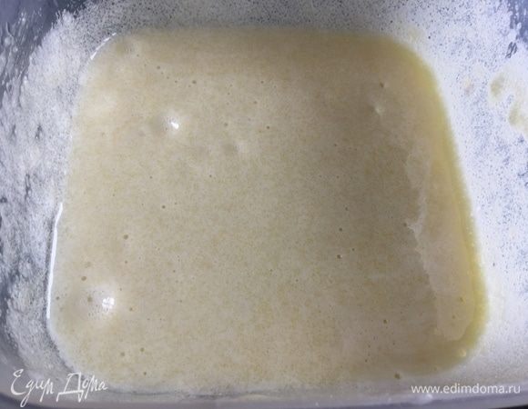 Отделите желтки от белков. Желтки взбейте с сахаром добела, введите в творожно-рисовую смесь.