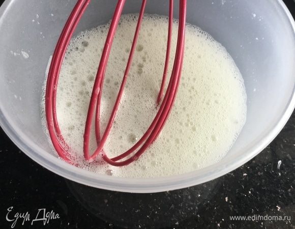 В белки добавьте ванилин и взбейте венчиком. Введите в рисовую смесь.