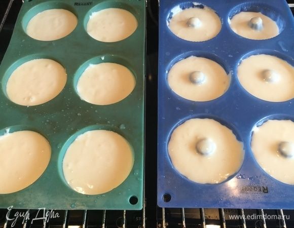 Разлейте тесто в формочки для кексов. Выпекайте в разогретой до 180°С духовке 35 минут.