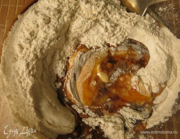 Вливаем соус соевый 2 ст. л.,1 яйцо вбиваем, всыпаем разрыхлитель и порошок бульонный.