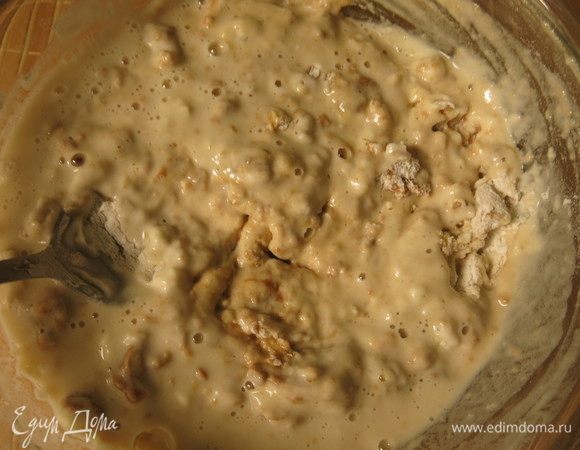 Вливаем порциями холодную воду.