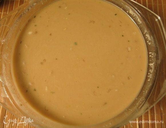 Тщательно перемешиваем. Тесто получается жидкое. Даем ему созреть 20 минут в холодильнике.