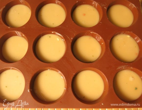 На 2/3 формы разливаем тесто.