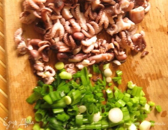 Нарезаем осьминогов, лук, имбирь.