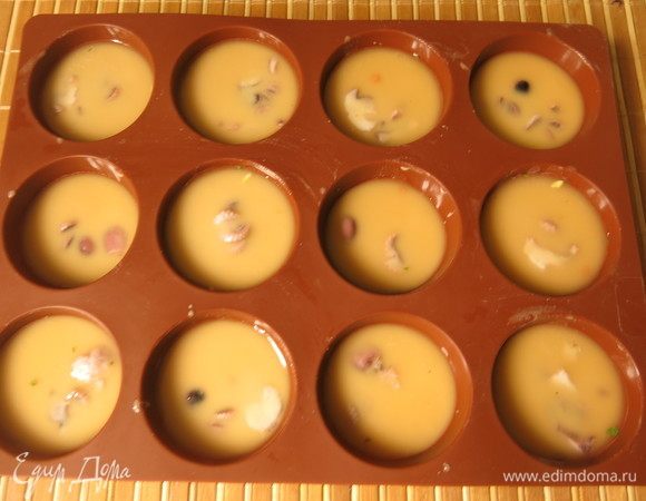 Кладем по 1-2 кусочка осьминожков. Я мелко нарезала, получилось по два кусочка на порцию.