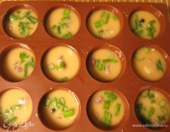 Сверху лук.