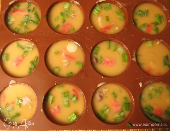 Имбирь, чуть доливаем тестом.