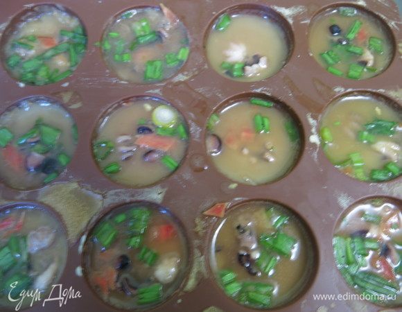 Ставим в духовку или микроволновку (на плиту, если форма позволяет) на 16 минут (в исходном рецепте формочки были меньше, время прогрева 10 минут).