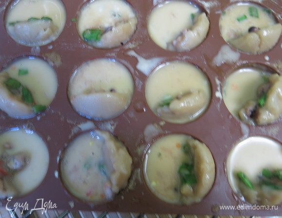 Доливаем тесто, выпекаем 10 минут, еще доливаем тесто, пропекаем, даем подрумяниться.