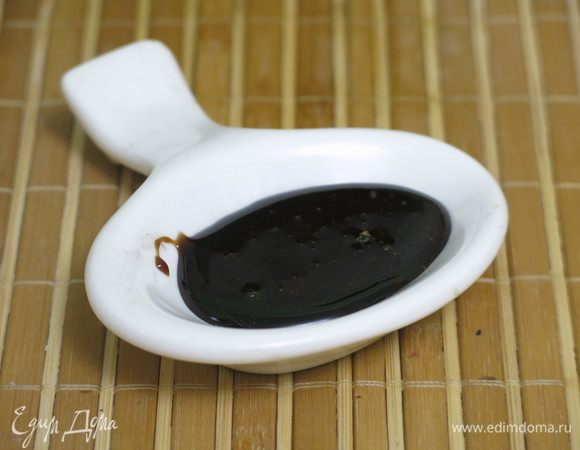 Делаем соус: в двух ложках соевого соуса растворяем сахар 1 ст. л., нагреваем, помешиваем. Если соус очень густой, можно чуть разбавить водой.