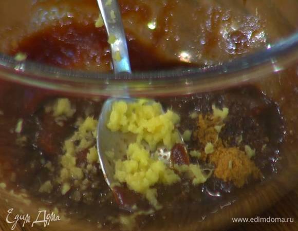 Приготовить соус: натертый имбирь соединить с чесночным пюре, томатной пастой и коричневым сахаром, влить соевый соус, бальзамический уксус, все поперчить и перемешать.