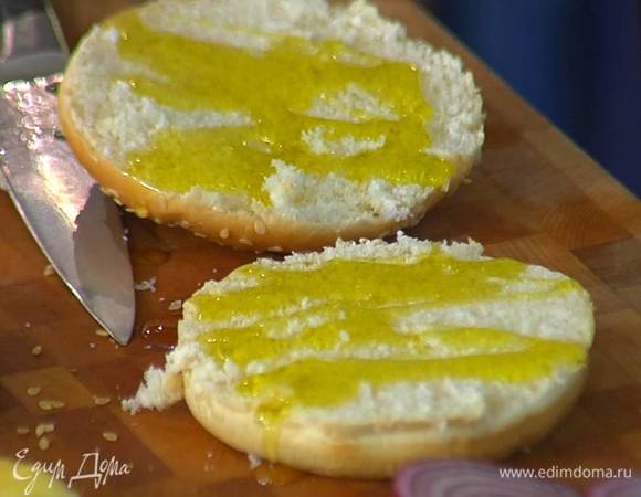 Булочки разрезать пополам вдоль и сбрызнуть срезы оливковым маслом Extra Virgin.