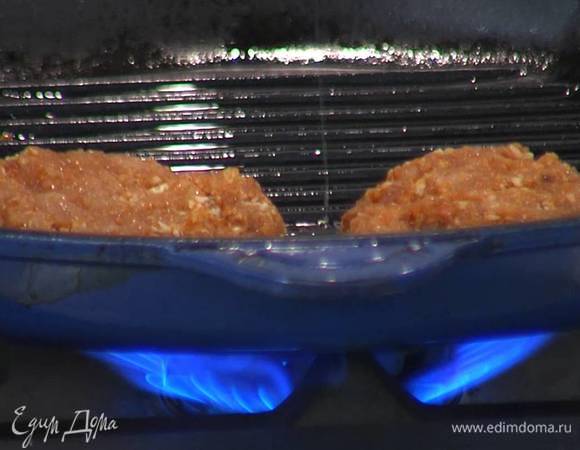 Разогреть в сковороде-гриль оливковое масло и пожарить котлеты с двух сторон до готовности.