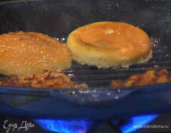 Половинки булочек обжаривать на той же сковороде с двух сторон до появления золотистых полосок.