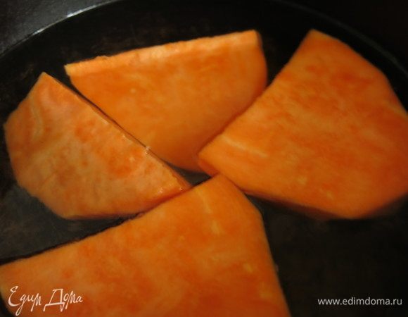 Батат отвариваем (в исходном рецепте нет указания, что делать с клубнем, но в японских рецептах есть ссылка на то, что сантоимо отваривают).