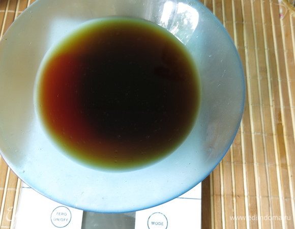 Готовим соус: соединяем воду 120 мл, мирин, соевый соус. Ставим на огонь, кипятим, добавляем тунец, даем настояться, процеживаем. В рецепте стружка тунца, заменила на измельченные полоски обрезок тунца (продается как пивной набор).