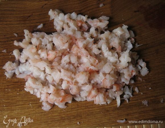 Мелко нарезаем. Автор исходного рецепта рекомендует пропустить через мясорубку, как вариант. Но мне показался интереснее рубленный фарш.