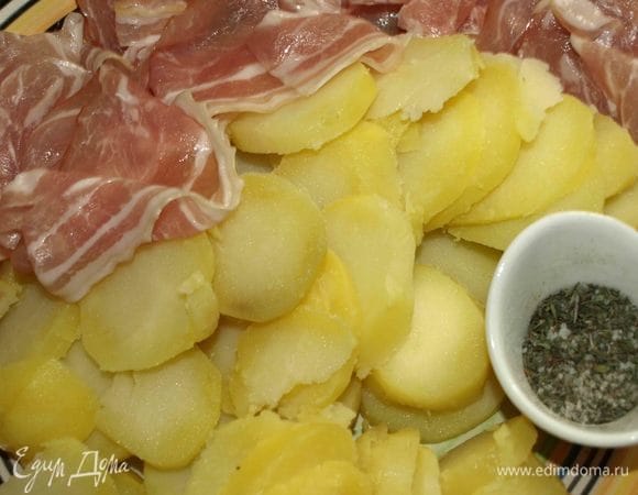 Картофель отварить «в мундире». Остудить. Нарезать кружочками. Тимьян, соль, перец смешать (делать это не обязательно, но очень удобно посыпать картофель). Если необходимо, то бекон нарезать тонкими ломтиками. 