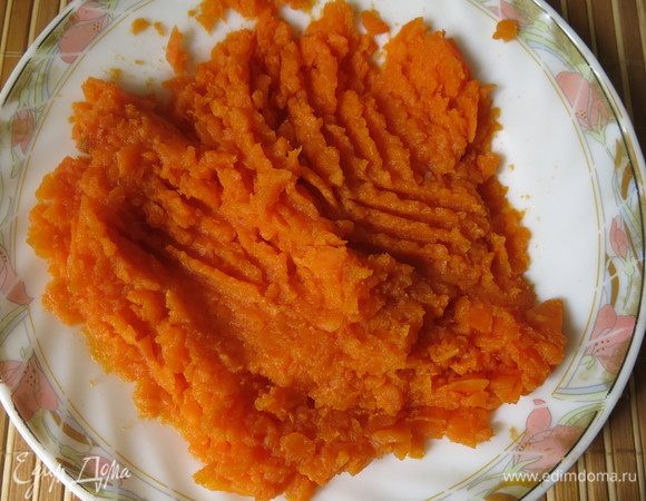 Измельчаем батат. Он прекрасно разминается вилкой.