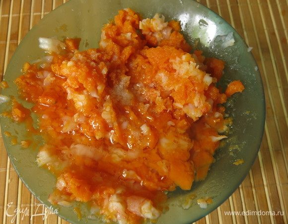 Соединяем батат, креветки, соль, измельченный имбирь, вбиваем белок яйца.