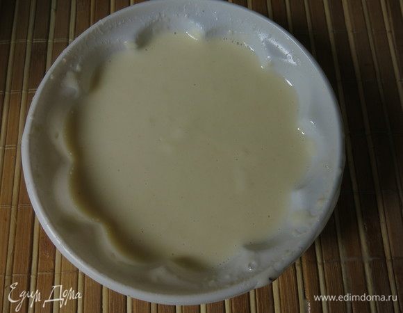 Готовим кляр: вода, мука и желток. В идеале должна быть темпурная мука.