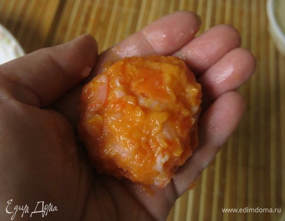 Делим фарш на 9 котлеток, получилось по 40 г каждая.