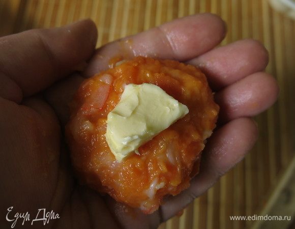 Внутрь вкладываем масло. Автор рецепта предлагает еще нафаршировать котлету орешками. В рецептах на японских сайтах такой добавки, масла и фаршировки не было.