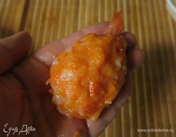 Формируем «креветку» крокет и вставляем хвостик.