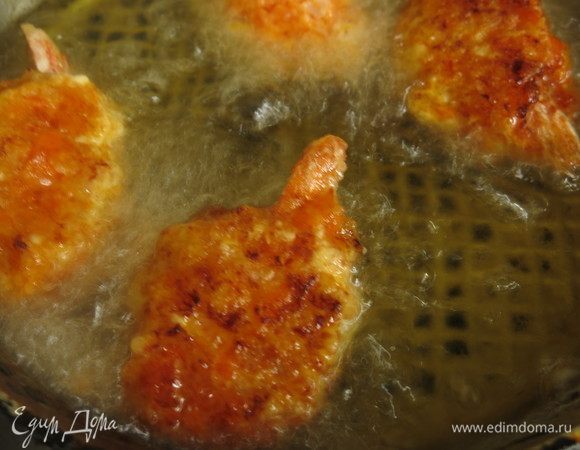 Опускаем в кляр и жарим в раскаленном масле, минут 5.