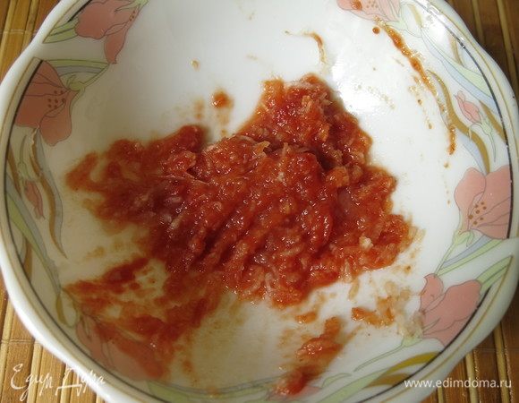 Дайкон измельчаем и смешиваем с томатной пастой.